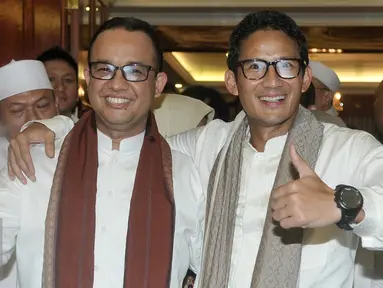 Anies Rasyid Baswedan dan Sandiaga Salahuddin Uno saat berada di kediaman orang tua Ketua Umum Gerindra, Prabowo Subianto, Jakarta, Jumat (23/9).  (Liputan6.com/Yoppy Renato)