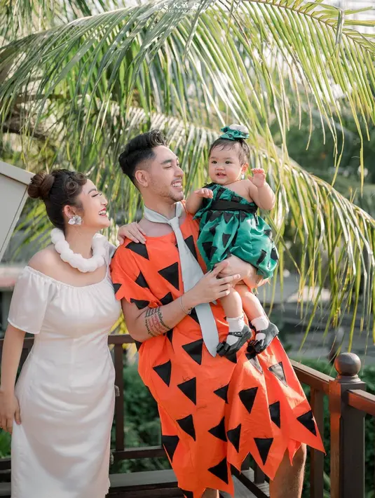 Acara digelar secara meriah bersama dengan sahabat keluarga dan teman selebriti. [Instagram/krisjianabah]