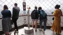 Para pengunjung menikmati pemandangan dari puncak Menara Eiffel di Paris, Prancis (15/7/2020). Puncak Menara Eiffel dibuka kembali untuk umum pada Rabu (15/7) setelah ditutup selama lebih dari tiga bulan karena COVID-19. (Xinhua/Gao Jing)