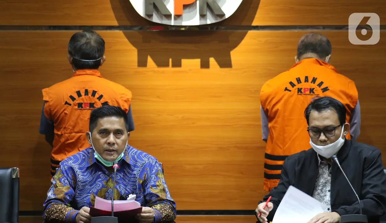 Deputi Penindakan KPK, Karyoto (kiri) membacakan rilis penahanan kedua tersangka kasus suap kemudahan izin keluar di Lapas Sukamiskin, Gedung KPK Jakarta, Kamis (30/4/2020). KPK resmi menahan mantan Kalapas Sukamiskin, Deddy Handoko dan Rahadian Azhar. (Liputan6.com/Helmi Fithriansyah)
