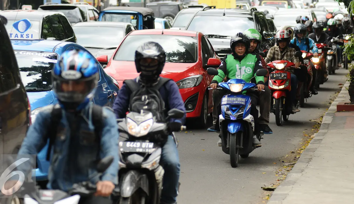 Pengendara ojek online melintas di Jalan Raya Pasar Minggu, Jakarta, Jumat (18/12/2015). Setelah sempat dilarang pengoperasiannya oleh Kementerian Perhubungan, kini ojek online diperbolehkan beroperasi kembali. (Liputan6.com/Helmi Fithriansyah)