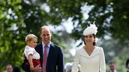 Pangeran William dan Kate Middleton tampak berjalan bersama Pangeran George dan Putri Charlotte yang berada dalam kereta bayi, usai upacara pembaptisan Charlotte di Gereja St. Mary Magdalene, Inggris, Minggu (5/7/2015). (REUTERS/Chris Jackson/Pool)