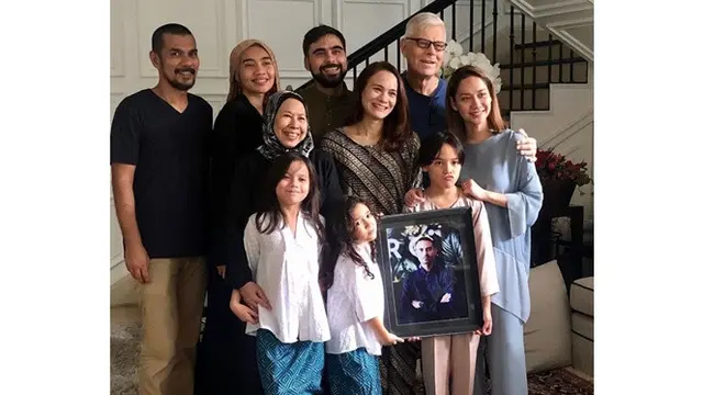 5 Potret Noah Sinclair Berusaha Tersenyum, Haru saat Pegang Foto Ashraf