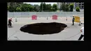 Lubang dengan lebar sekitar 30 meter muncul di China pada 7 Juni 2012. Seorang lelaki terluka parah karena kejadian ini. (Istimewa)