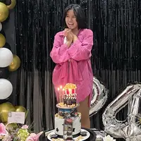 Meski memiliki kesibukan masing-masing, Angga Yunanda menyempatkan waktu untuk memberikan kejutan untuk sang kekasih. Ekspresi pemilik nama lengkap Shenina Syawalita Cinnamon pun tak bisa menyembunyikan rasa bahagianya. (Liputan6.com/IG/@angga)