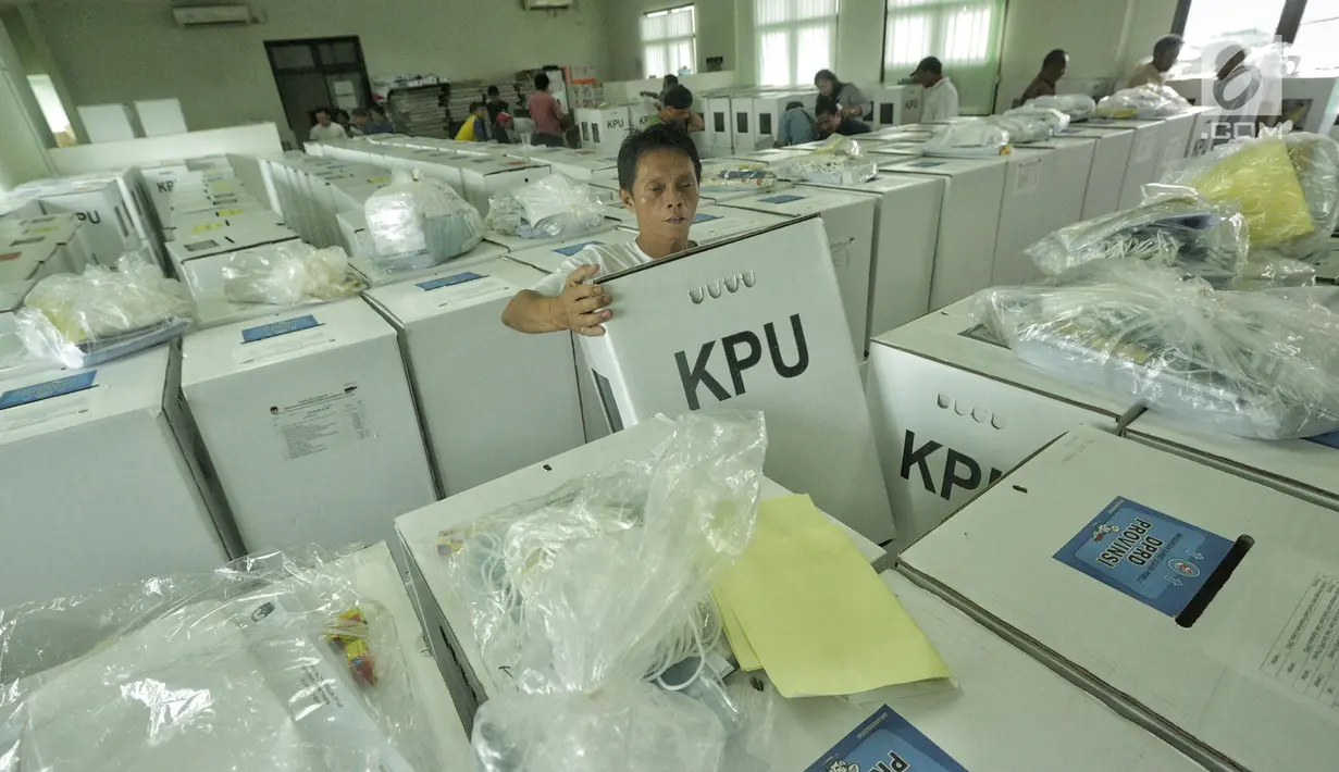 Petugas menata kotak suara berisi logistik Pemilu 2019 saat proses persiapan distribusi di Kecamatan Menteng, Jakarta, Senin (15/4). Proses pendistribusian ke tps masing-masing kelurahan diperkirakan akan tuntas sehari sebelum hari pencoblosan pada 17 April 2019. (Liputan6.com/Faizal Fanani)