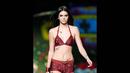 Adik tiri Kim Kardashian, Kendall Jenner, menjadi model di runway New York Fashion Week, Senin (8/9/14). (Randy Brooke/Getty Images for Tommy Hilfiger/AFP)