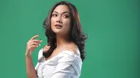 Pulang Kampung, Marion Jola Pamer Pose Seksi di Pantai