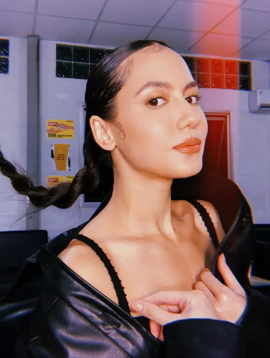 Mau digerai atau dikuncir dan dikepang, daya tarik rambut panjang Pev tetap memikat, ya! (Foto: Instagram @pevpearce)