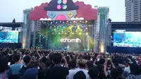 Echosmith saat tampil di We The Fest 2015, Parkir Timur Senayan, Jakarta (Liputan6.com/Radhitia Pradana)