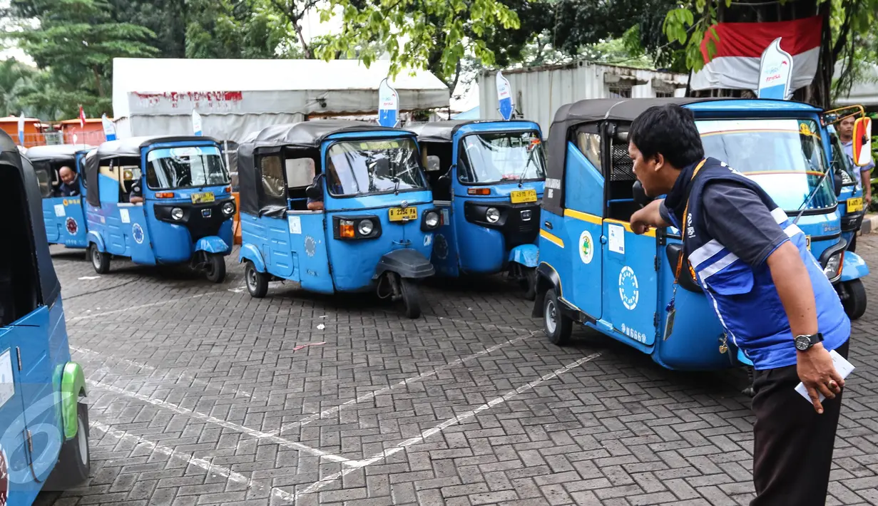 Petugas sedang mengatur bajaj gas gratis yang siap melayani masyarakat Jakarta di MRU PGN Station IRTI Monas, Jakarta, Minggu (14/08). (Liputan6.com/Fery Pradolo).