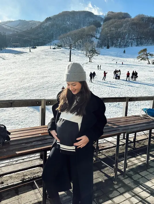 Momen liburan Jessica Mila dengan baby bumpnya yang semakin membesar. Tak bisa dipungkiri kebahagiaan terpancar nyata dari kecantikan Jessica Mila di momen ini. [Foto: Instagram/jscmila]