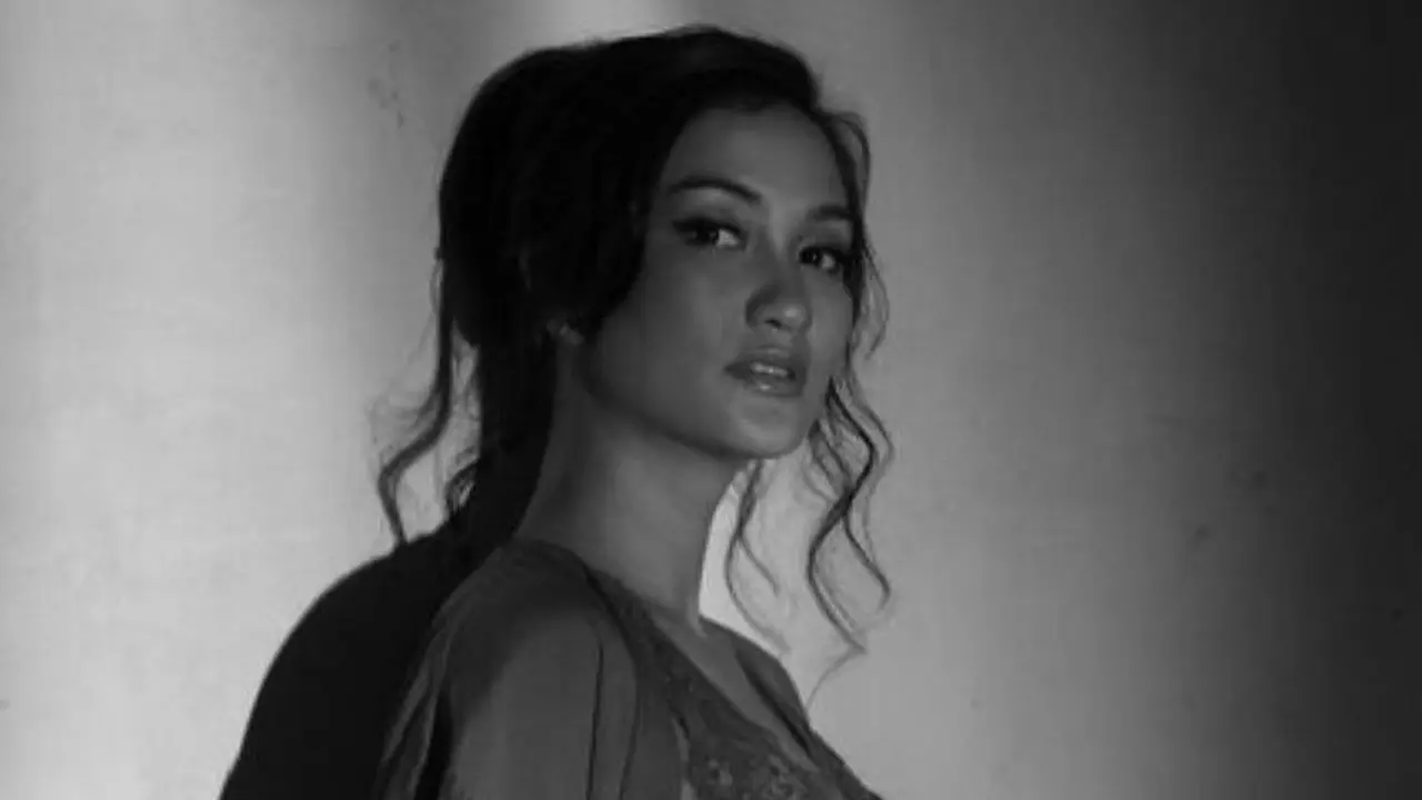 [Bintang] 8 Foto Maternity Artis Indonesia yang Berkonsep Monokrom