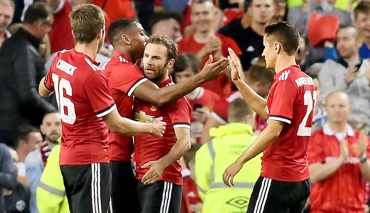 Para pemain Manchester United merayakan gol yang dicetak oleh Juan Mata ke gawang Sampdoria pada laga persahabatan di Stadion Aviva, Dublin, Rabu (2/8/2017). Manchester united Menang 2-1 atas Sampdoria. (AFP/Paul Faith)