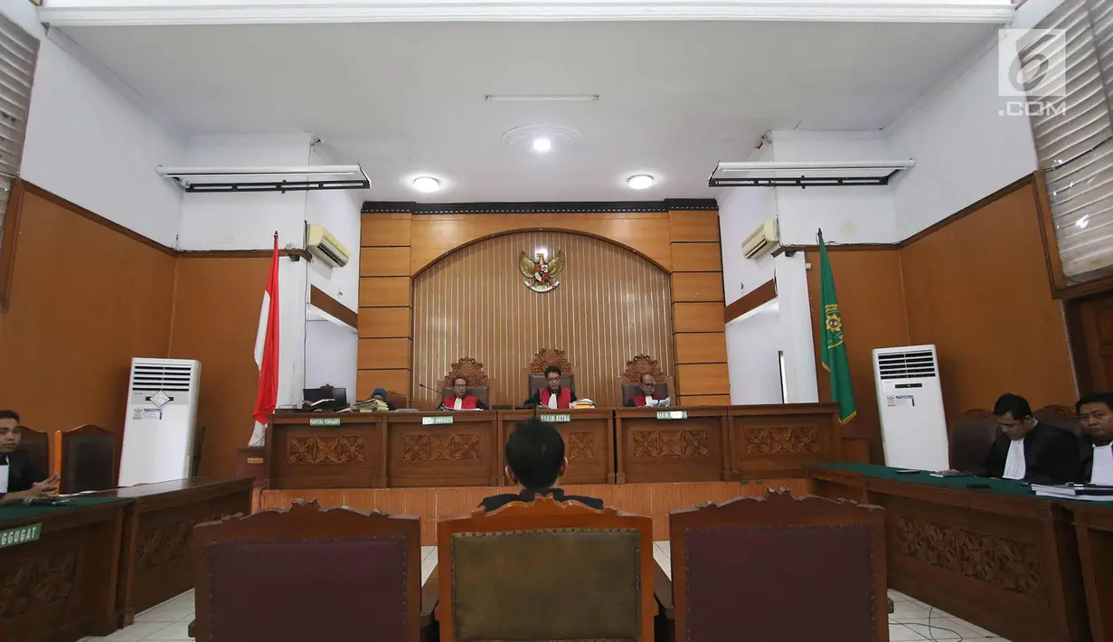 Suasana sidang putusan sela terdakwa Gatot Brajamusti (55) di Pengadilan Negeri Jakarta Selatan, Selasa (31/10). Majelis hakim PN Jakarta Selatan menolak semua eksepsi Gatot Brajamusti dan kuasa hukumnya. (Liputan6.com/Immanuel Antonius)