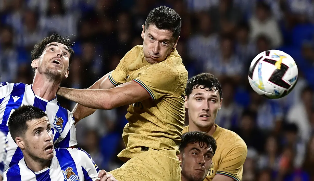Pemain depan Barcelona Robert Lewandowski melompat untuk sundulan saat melawan Real Sociedad dalam lanjutan LaLiga 2022/2023 di Reale Seguros Stadium, San Sebastian, Sein (22/8/2022) dini hari WIB. Barcelona mempermalukan tuan rumah Real Sociedad 4-1 berkat dua gol penyerang anyar Robert Lewandowski. (AP Photo/Alvaro Barrientos)