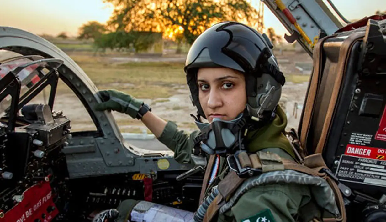 Pilot cantik asal Pakistan, Ayesha Farooqsaat duduk berada di dalam kokpit pesawat tempur F-7PG di pangkalan udara Mushaf, Sargodha, Pakistan (Istimewa)