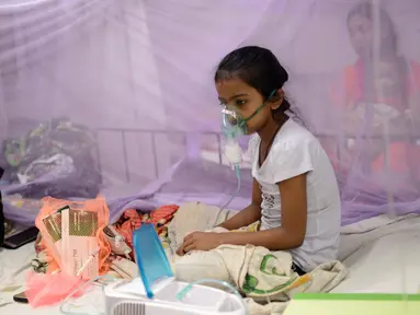 Seorang anak menerima karena menderita demam berdarah di Rumah Sakit Shishu Dhaka, Bangladesh, Rabu (31/7/2019). Bangladesh sedang menghadapi wabah demam berdarah terburuk yang pernah dialami negara itu. (AP Photo/Mahmud Hossain Opu)