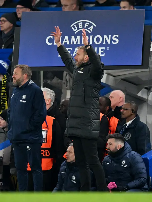 Pelatih Chelsea, Graham Potter bereaksi saat menyaksikan pemainnya bertanding melawan Borussia Dortmund pada pertandingan leg 2 babak 16 besar Liga Champions di Stamford Bridge, London, Rabu (8/3/2023). Chelsea berhasil mengalahkan Borussia Dortmund dengan skor 2-0.(AP Photo/Alastair Grant)