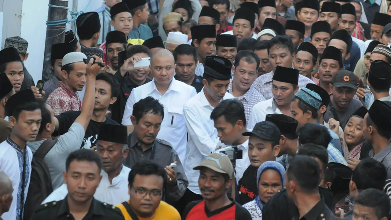 Kampanye ke Lamongan, Jokowi Pamer Tabloid Tandingan Obor Rakyat