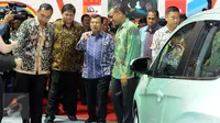 Wakil Presiden, Jusuf Kalla (tengah) didampingi Menteri Perindustrian Airlangga Hartarto melihat lihat Indonesia Internasional Motor Show (IIMS) 2017 di Jakarta, Kamis (27/4). IIMS 2017 akan berlangsung hingga 7 Mei 2017. (Liputan6.com/Helmi Fithriansyah)