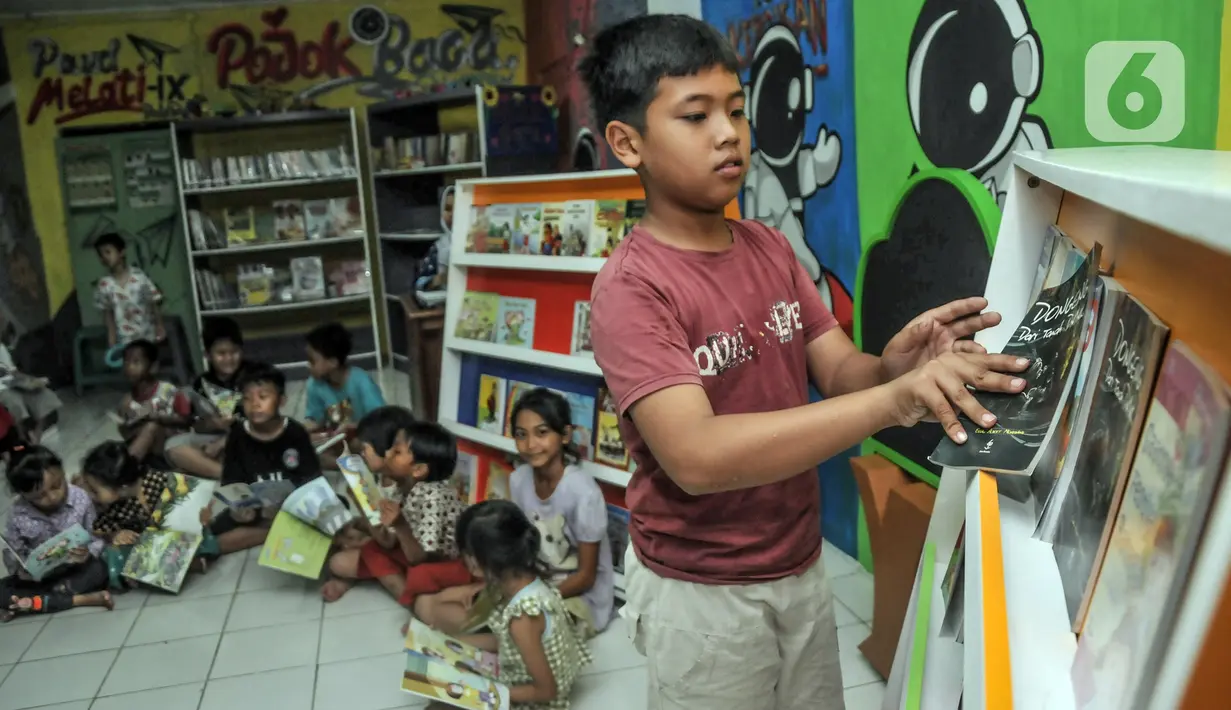 Anak-anak memilih buku di Pojok Baca Kampung Literasi RW 09, Kampung Pondok Jati, Palmeriam, Jakarta Timur, Senin (10/10/2022). Pojok Baca Kampung Literasi dibangun untuk menjadi fasilitas baru bagi anak-anak hingga orang dewasa yang berada di kawasan permukiman padat penduduk tersebut dalam memperkaya literasi dan meningkatkan minat membaca sejak dini. (merdeka.com/Iqbal S. Nugroho)
