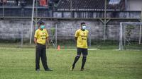 Asisten pelatih Bali United, Antonio Claudio (kanan), bersama pelatih Stefano Teco Cugurra saat memantau sesi latihan timnya di Lapangan Yoga Perkanthi Jimbaran beberapa waktu lalu. (Bola.com/Maheswara Putra)