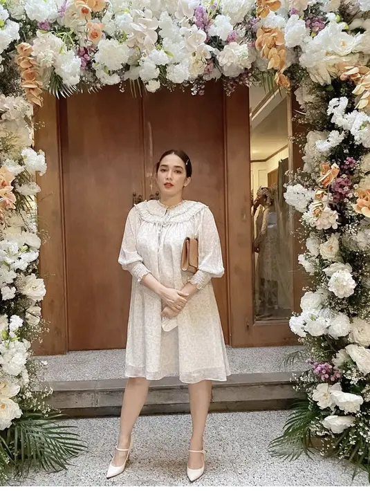 Untuk acara formal, Ussy juga mengenakan dress dengan detail renda di bagaian depan. Tampilanya tampak casual dengan heels putihnya. (Dok. Instagram @ussypratama)