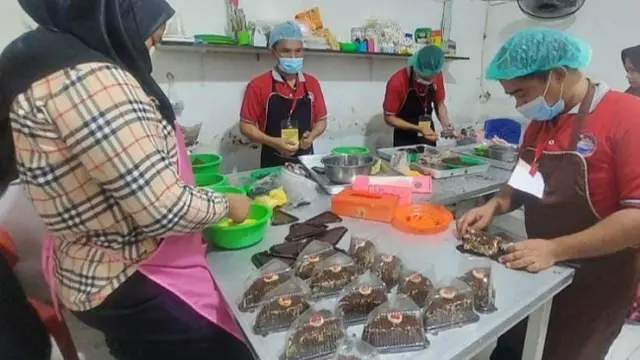 Narapidana di Lapas Bagansiapiapi, Rokan Hilir, membuat roti sebagai bekal jika bebas nanti.