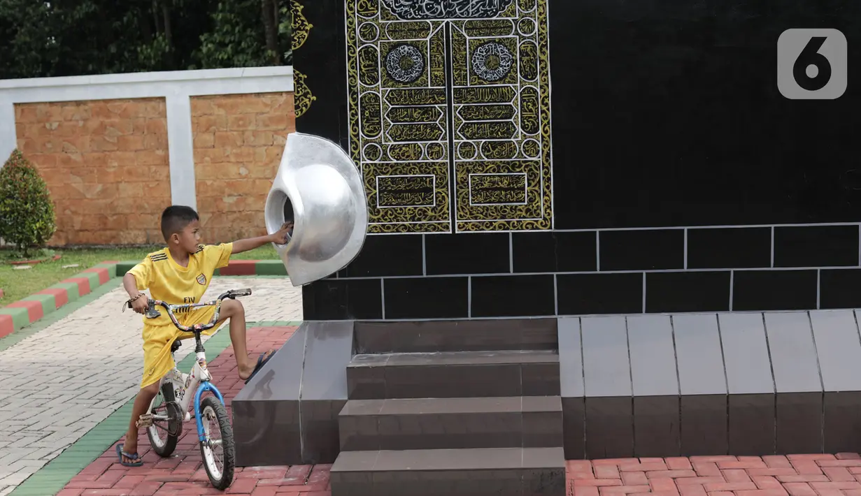 Seorang anak berada di dekat replika Kakbah di Masjid Istana Anak Yatim, Desa Cikeas Udik, Gunung Putri, Kabupaten Bogor, Jawa Barat, Jumat (30/4/2021).  (Liputan6.com/Herman Zakharia)