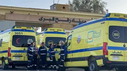 Pada Minggu (1/2/2026), militer Israel mengatakan pihaknya mulai membuka kembali perbatasan Rafah antara Gaza dan Mesir, namun hanya dalam kapasitas terbatas. Tampak dalam foto, paramedis Mesir menunggu di samping ambulans di sisi Mesir dari penyeberangan perbatasan Rafah dengan Jalur Gaza di timur laut Mesir pada 1 Februari 2026. (Foto oleh AFP)