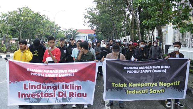 Demonstrasi ratusan orang di Kejati Riau menolak kampanye negati sawit dan mendukung pelaksanaan UU Cipta Kerja.