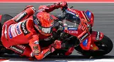 Pembalap Ducati, Marc Maruqez memacu motornya saat sesi Warm Up menjelang race MotoGP Mandalika 2025 di Sirkuit Internasional Pertamina Mandalika, Lombok, NTB, Minggu (5/10/2025). (AFP/Sonny Tumbaleka)