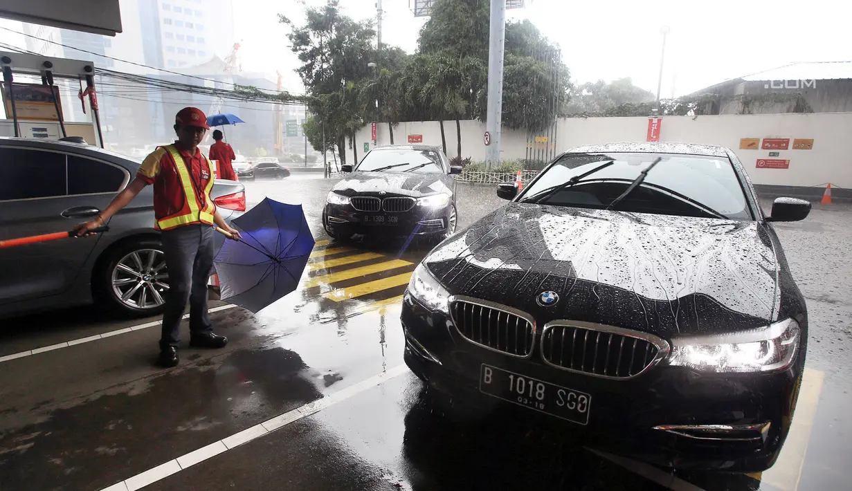 BMW 520i Luxury melintas usai flag off di SPBU Shell Gatot Subroto, Jakarta, Senin (12/3). Dalam acara BMW Driving Experience, pengendara akan menempuh jarak sejauh 900 kilometer dengan mengendarai BMW Seri 5. (Merdeka.com/Dwi Narwoko)