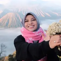 Tak boleh dipetik, ini fakta seputar bunga Edelweis yang harus diketahui Sahabat Fimela. (Foto: Instagram/ Aurelie.Hermansyah)