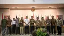 Ketua KPU, Husni Kamil Manik (tengah) berfoto bersama dengan sejumlah peserta Rapat Koordinasi (Rakor) untuk penyelenggaraan pilkada di daerah otonomi khusus di kantor KPU, Jakarta, Selasa (19/4). (Liputan6.com/Faizal Fanani)