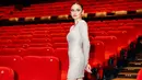 Dalam momen gala premier, Syifa Hadju mencuri perhatian netizen dengan penampilannya. Wanita yang berperan sebagai Nuke ini tampil dengan simpel dress berwarna silver. (Liputan6.com/IG/@syifahadju)