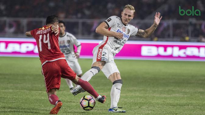 Gelandang Bali United, Nick van der Velden, berebut bola dengan bek Persija Jakarta, Ismed Sofyan, pada final Piala Presiden di SUGBK, Jakarta, Sabtu (17/2/2018). Persija menang 3-0 atas Bali United. (Bola.com/Vitalis Yogi Trisna)