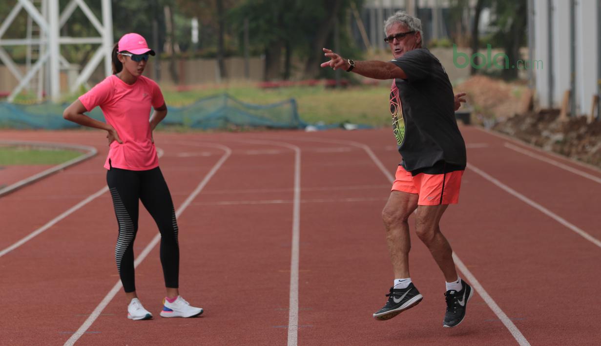 Harry Mara memberikan teknik melempar kepada Emilia Nova saat sesi latihan di Stadion Madya, Jakarta, Kamis (7/6/2018). Latihan tersebut merupakan bagian dari persiapan Asian Games 2018. (Bola.com/Nick Hanoatubun)