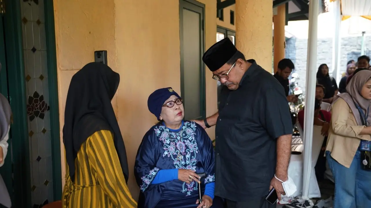 Calon Wakil Gubernur Rano Karno melayat ke rumah duka artis senior dan mantan anggota DPR RI, Marissa Haque yang meninggal dunia.
