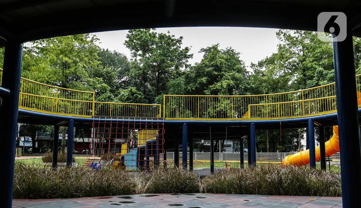 Suasana pada siang hari di Taman Puring, Jakarta, rabu (18/3/2020). Pemprov DKI menutup sementara seluruh taman di Jakarta sejak tanggal 14-30 Maret mendatang. (Liputan6.com/Johan Tallo)
