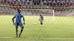 Pelatih kiper Timnas Indonesia U-19 memberikan instruksi saat uji coba lapangan jelang melawan Jepang U-19 di Stadion Utama GBK, (24/3/2018). Laga tersebut merupakan persiapan Timnas U-19 ke Piala Asia 2018. (Bola.com/Nicklas Hanoatubun)
