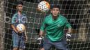 2. Mochamad Dicky Indrayana (Bali United) - Merupakan salah satu kiper dari Timnas U-19 saat meraih gelar Piala AFF. Meski tidak tampil reguler bersama Serdadu Tridatu, dirinya memiliki bakat yang layak dipertimbangkan. (Bola.com/Vitalis Yogi Trisna)