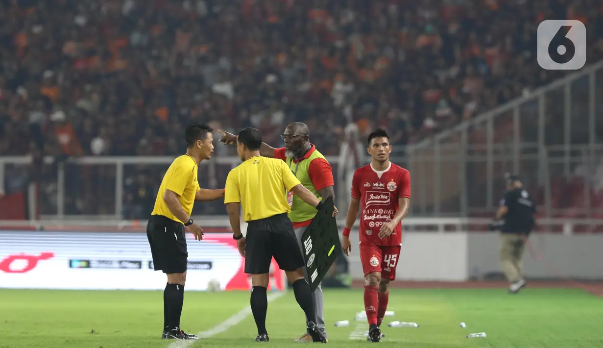 Pelatih Persipura, Jacksen F Tiago (ketiga kiri) melakukan protes ke wasit yang memimpin laga timnya melawan Persija pada lanjutan Shopee Liga 1 Indonesia 2019 di Stadion Utama Gelora Bung Karno, Jakarta, Kamis (28/11/2019). Persija unggul 1-0. (Liputan6.com/Helmi Fithriansyah)