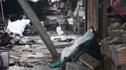 Warga melihat lokasi pengeboman di sebuah pasar di provinsi Yala, Thailand selatan (22/1). Sedikitnya tiga orang tewas dan 18 orang lainnya luka-luka akibat ledakan tesebut. (AP Photo/Somphop Suphanaranond)