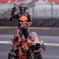 Miguel Oliveira mencatatkan sejarah sebagai pembalap pertama yang menjuarai ajang balap MotoGP di Sirkuit Jalan Raya Mandalika, Lombok, Indonesia. Mengawali balapan posisi ke-7, pembalap tim pabrikan KTM ini mampu melesat jadi yang terdepan di basahnya aspal Mandalika. (AFP/Bay Ismoyo)