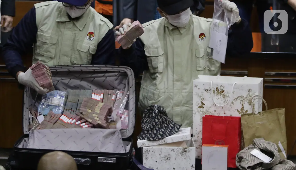 Petugas menunjukkan sejumlah barang bukti hasil OTT Bupati Penajam Paser Utara Kalimantan Timur, Abdul Gafur Mas’ud, Gedung KPK, Jakarta, Kamis (13/1/2022). Abdul Gafur Mas’ud ditetapkan sebagai tersangka kasus dugaan suap pengadaan barang dan jasa serta perijinan. (Liputan6.com/Helmi Fithriansyah)
