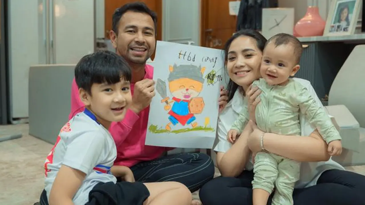Raffi Ahmad bersama Nagita Slavina beserta anaknya Rafathar Malik Ahmad dan Rayyanza Malik Ahmad.