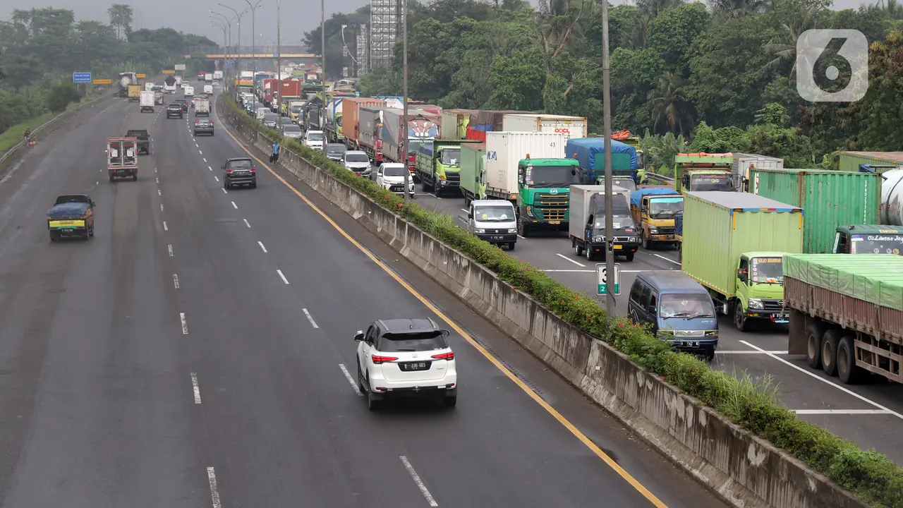 FOTO: Larangan Mudik Berlaku, Gerbang Tol Cikupa Macet Panjang