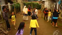 Anak-anak di pengungsian bencana tanah longsor Banjarnegara, Jateng, saat mengikuti program "trauma healing", Selasa (16/12/2014). (Liputan6.com/Edhie Prayitno)